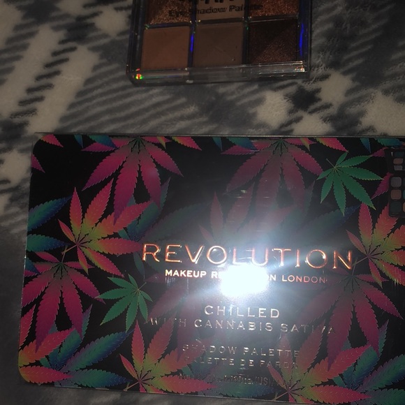 A set of 2 makeup shadow palettes - Revolution - Picture 6 of 8